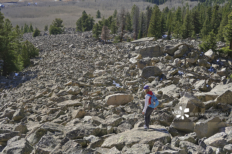 在岩石山上徒步图片素材