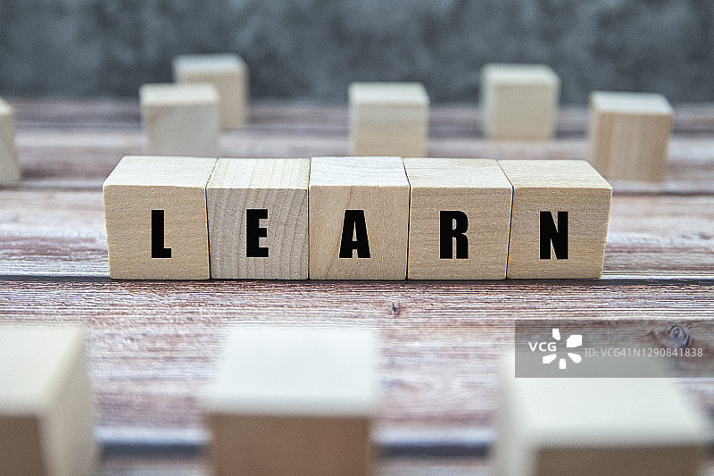 木块上的学习文字：概念、教育和动力背景图片素材