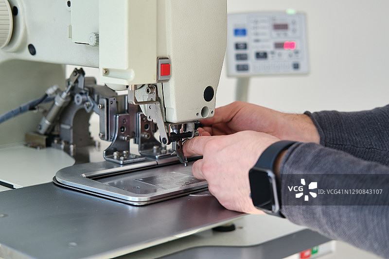 工业缝纫机维修图片素材