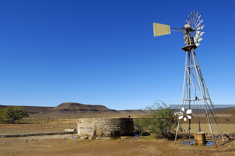 南非卡鲁半沙漠中的风车图片素材