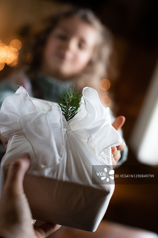 收到小女孩礼物的个人视角图片素材