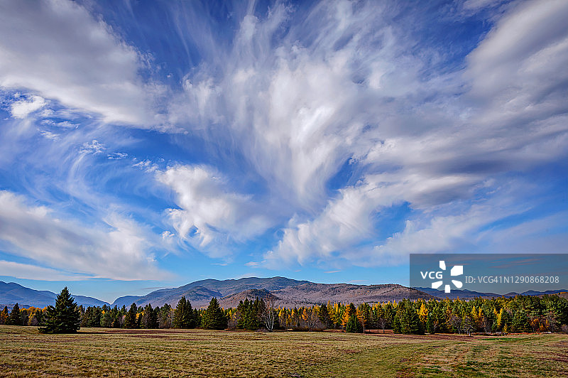 纽约州普莱西德湖上空的阿迪朗达克高山区云彩图片素材