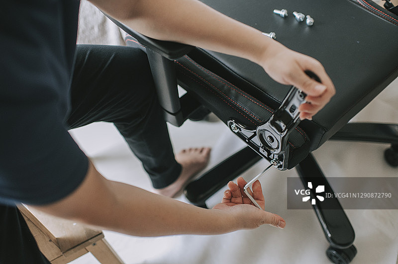 女人在客厅组装椅子图片素材