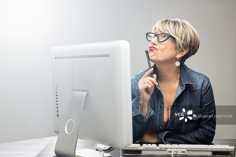 女商人坐在电脑前思考未来图片素材