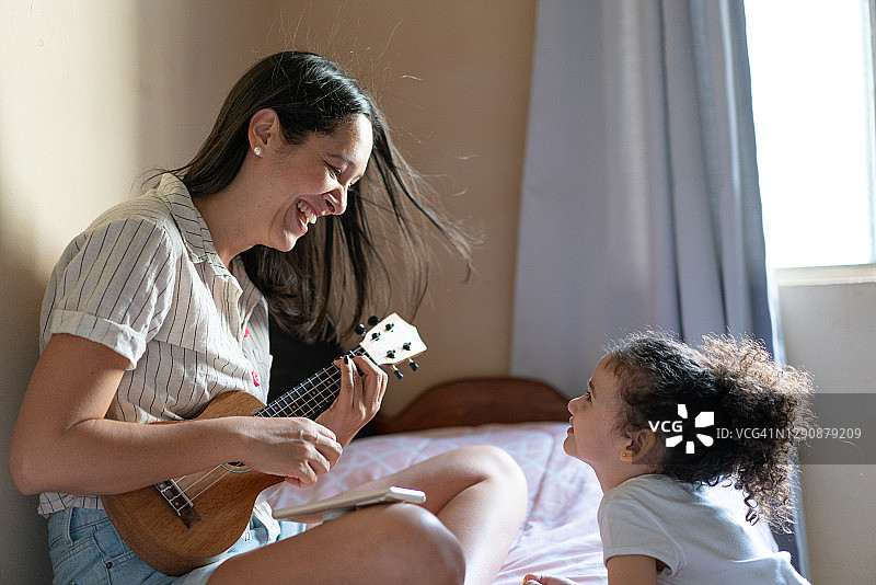 在家享受音乐的乐趣图片素材
