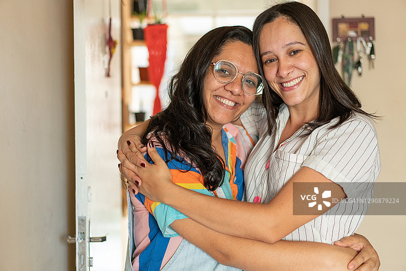 姐妹在家拥抱图片素材