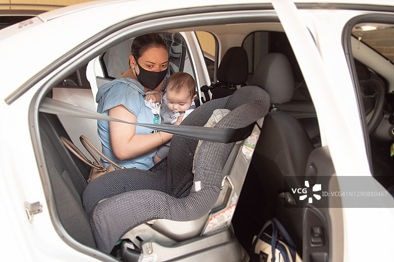 母亲和婴儿在车里图片素材