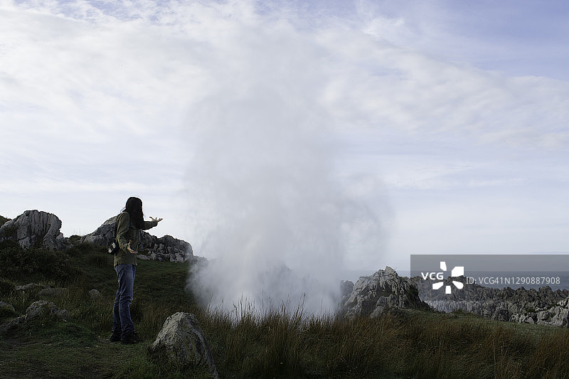 海岸景观，水牛雕像旁的女人图片素材
