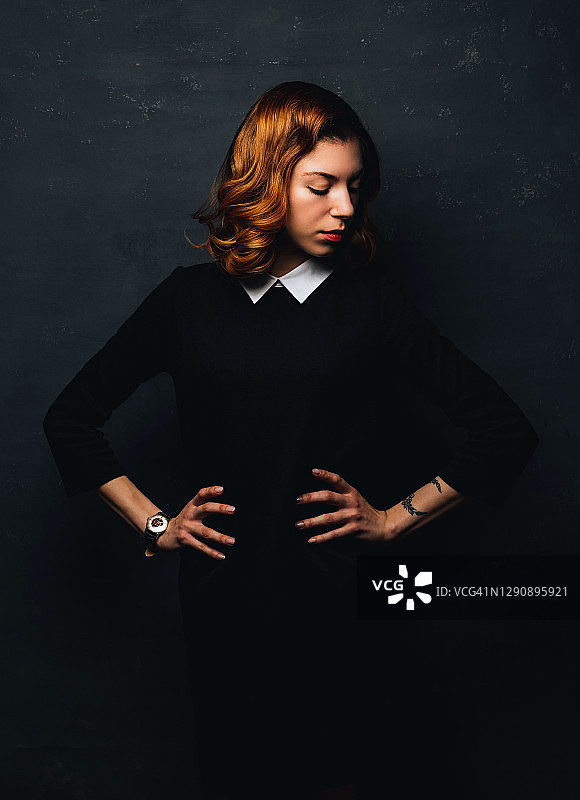 身穿黑色连衣裙的复古风年轻女人图片素材
