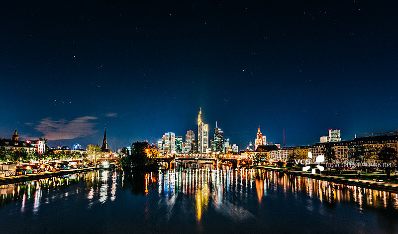 法兰克福天际线的夜景照片图片素材