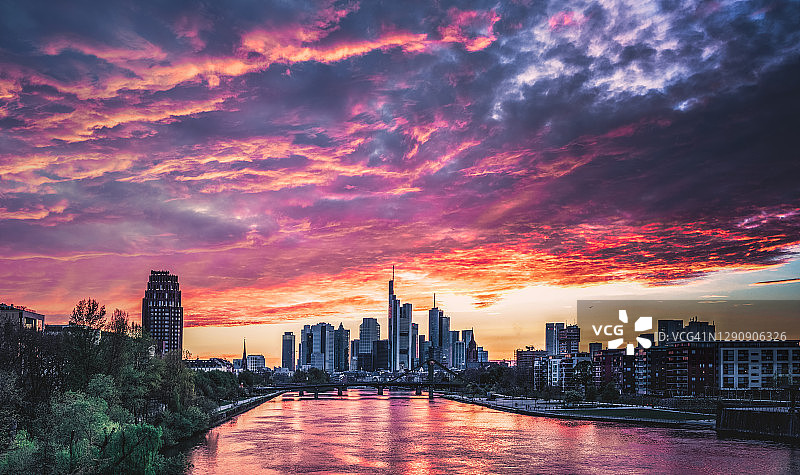 法兰克福天际线的日落景色图片素材