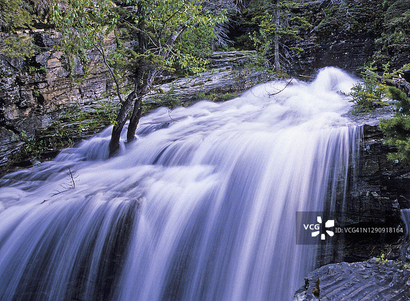 冰川国家公园：向阳大道上的太阳裂峡谷图片素材