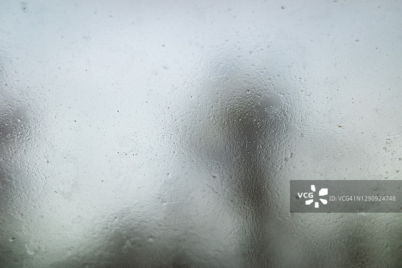 玻璃上的水滴：雾气朦胧的背景图片素材