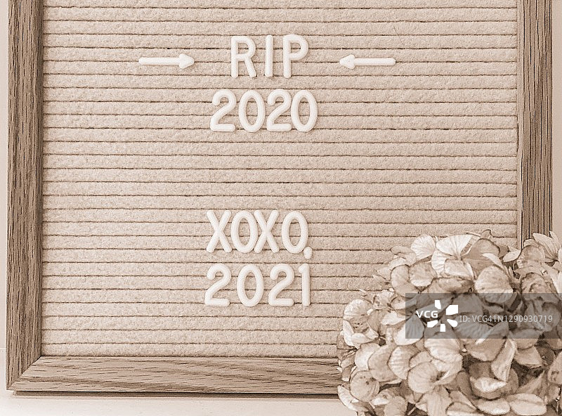 集体情绪：写有“RIP 2020”和“XOXO 2021”的字母板图片素材