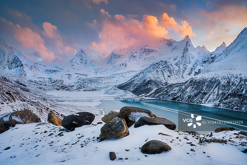 藏族聚居区萨普雪山日落图片素材