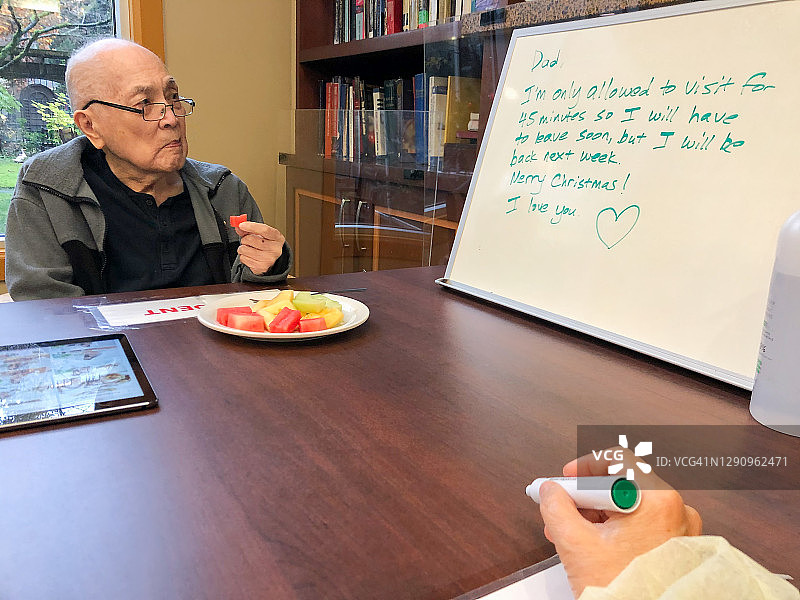 女儿穿戴防护装备探望养老院，第一人称视角图片素材