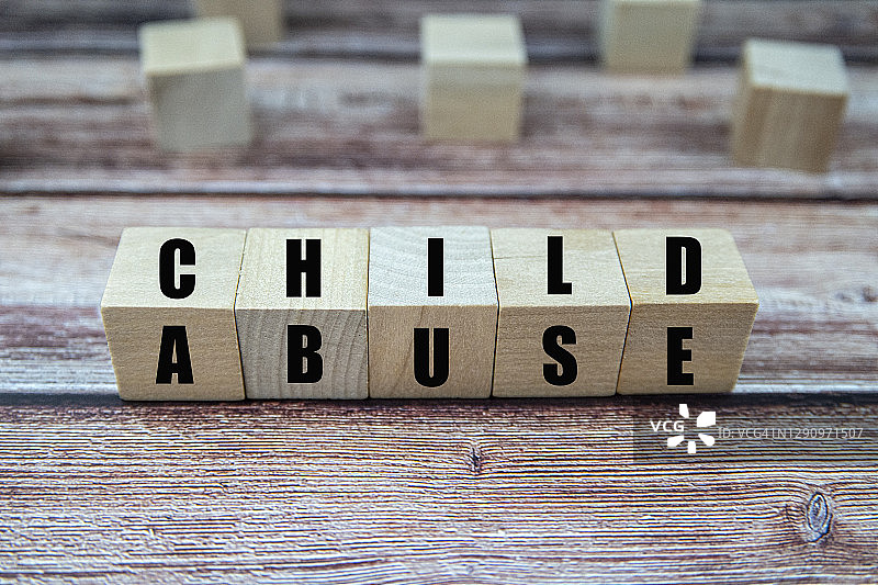 木块上的虐待儿童字样图片素材