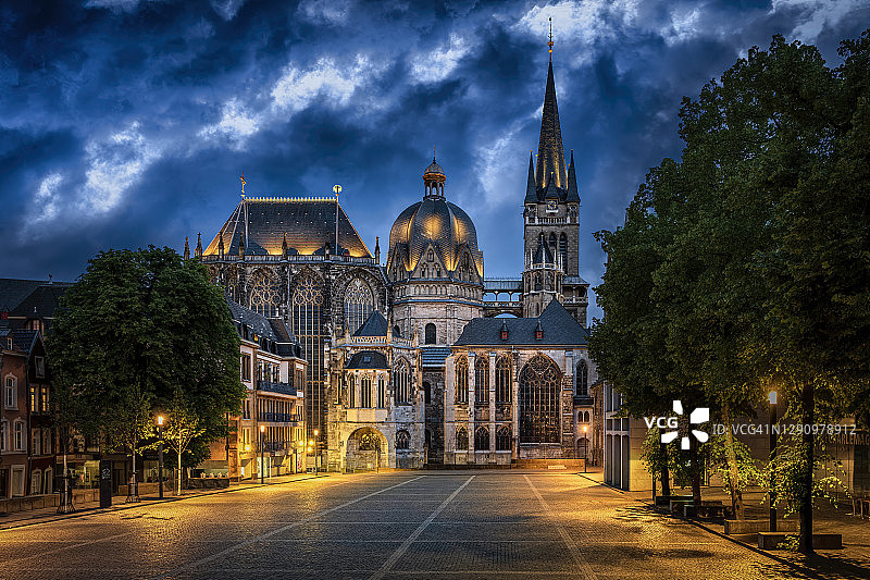 夜晚的亚琛大教堂，德国北莱茵-威斯特法伦州亚琛图片素材