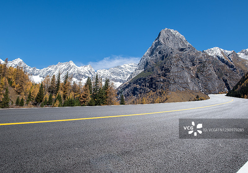 四川高原的沥青路图片素材