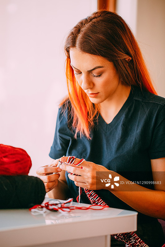 年轻女人编织毛衣以赠送礼物图片素材