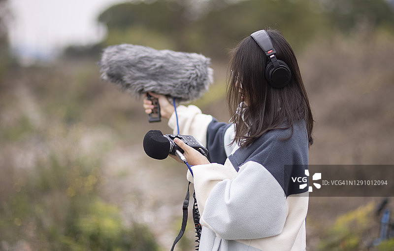 手持麦克风的录音师正在录制自然之声图片素材