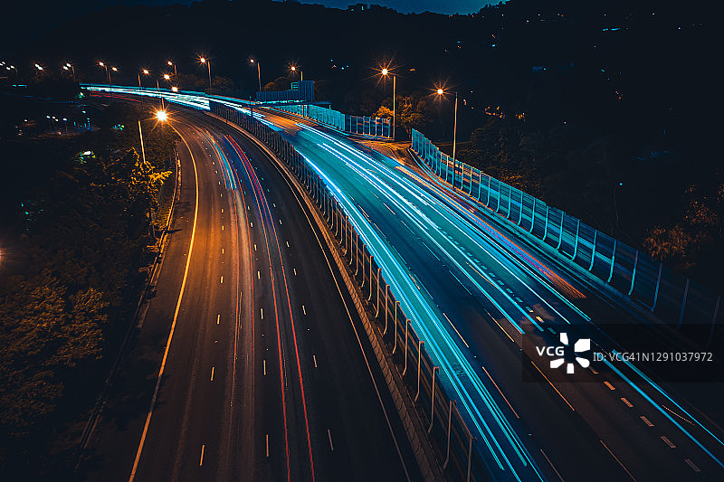 高峰时段立交桥和城市交通的空中鸟瞰图图片素材