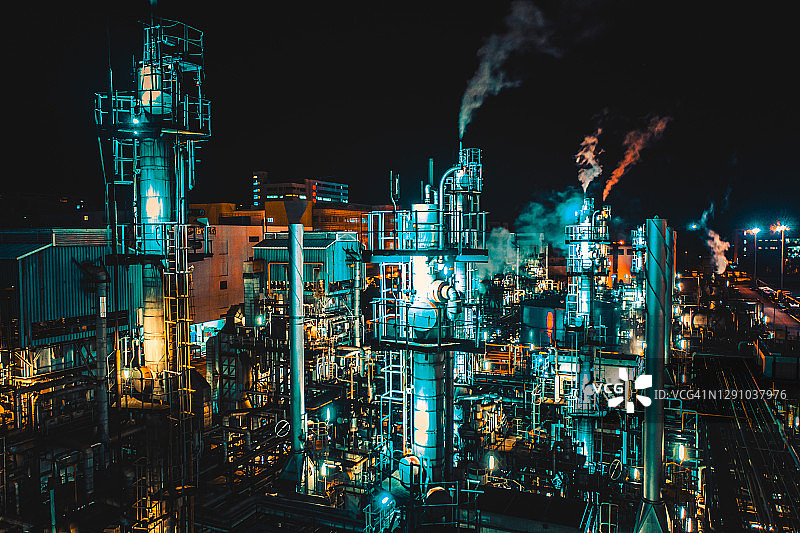 炼油厂夜间蒸馏罐图片素材