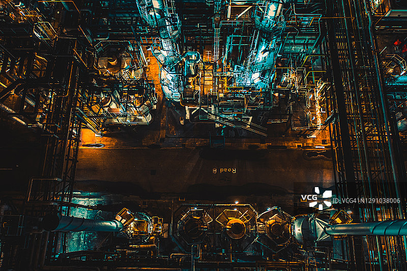 炼油厂夜间蒸馏罐图片素材