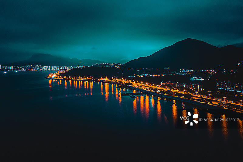 夜晚的中国香港大埔新市镇无人机视角图片素材