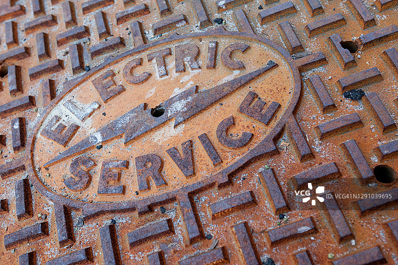 城市街道上的电力维修井盖图片素材