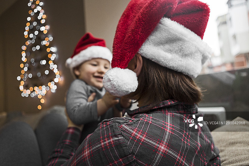 期待圣诞假期，聚焦圣诞老人的帽子图片素材
