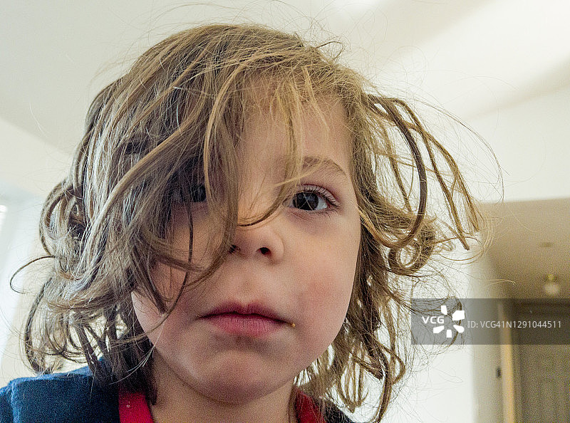 笑容可爱、发型蓬乱的小男孩图片素材