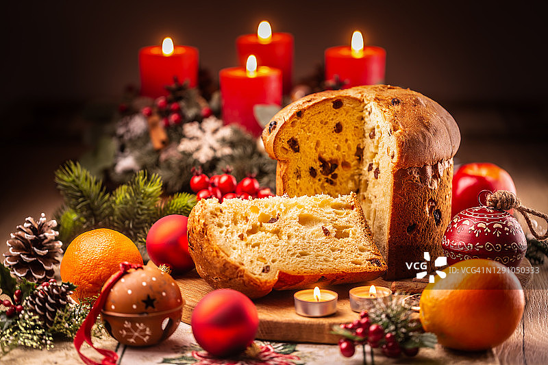 意式圣诞节水果蛋糕和圣诞花环图片素材