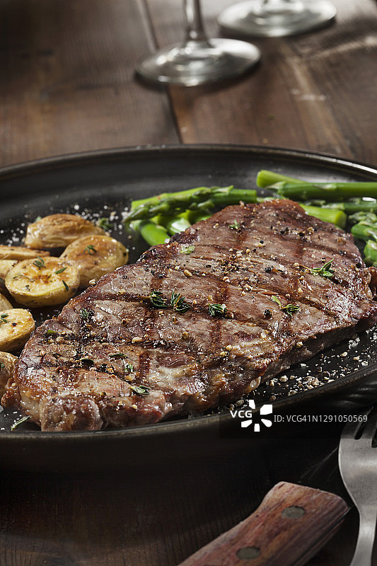 烤西冷牛排配烤土豆和蒸芦笋图片素材
