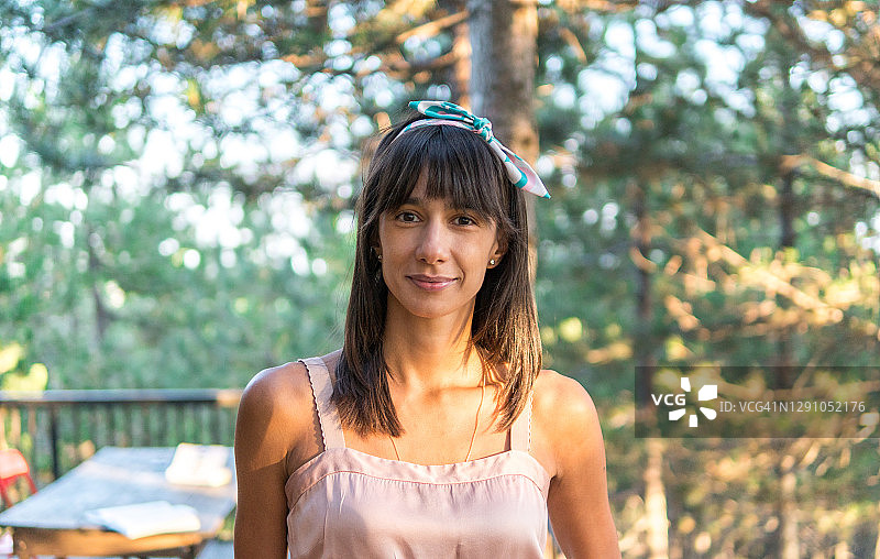 森林中的美丽女人肖像图片素材