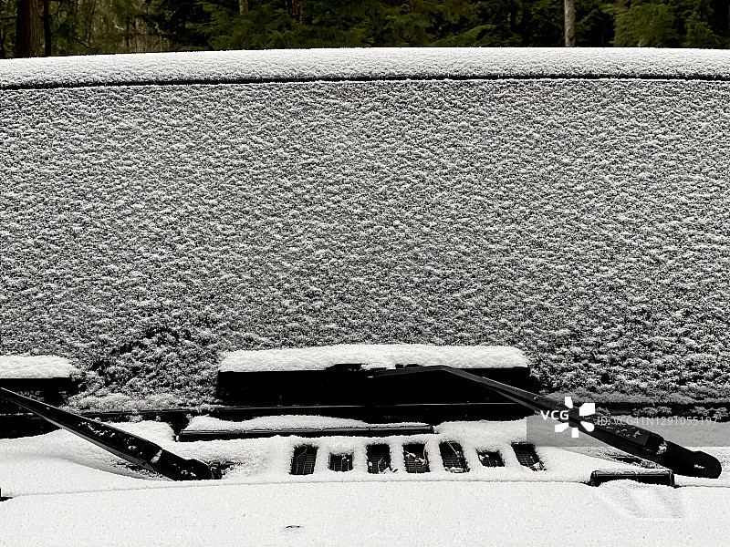 被雪覆盖的挡风玻璃图片素材