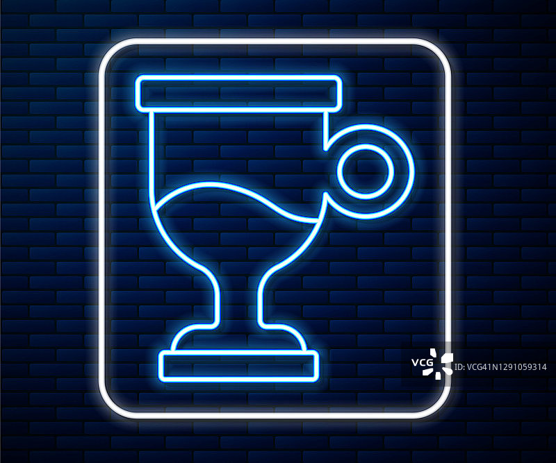 发光霓虹灯线热红酒与一杯饮料和配料图标隔离在砖墙背景上。肉桂棒、丁香、柠檬片。矢量图图片素材