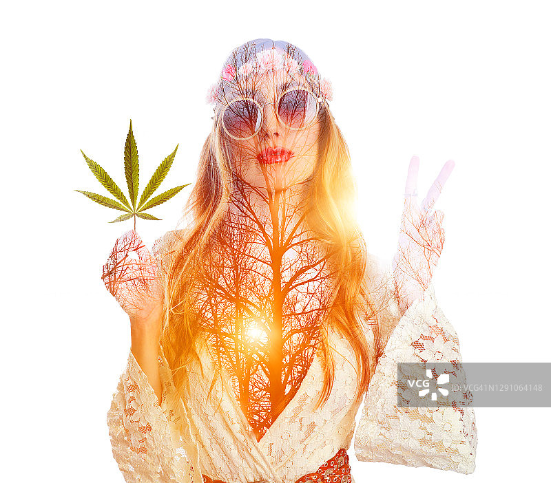 手持大麻叶的嬉皮士女人的多重曝光图片素材
