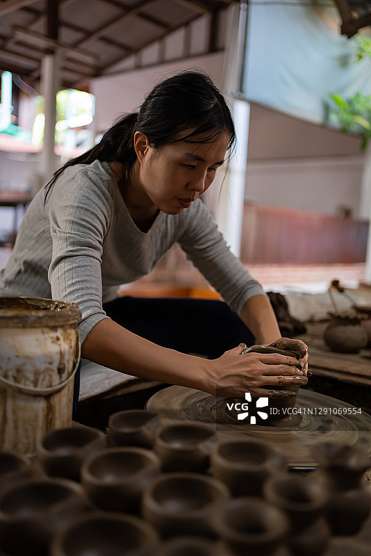 使用陶轮工作的女人图片素材
