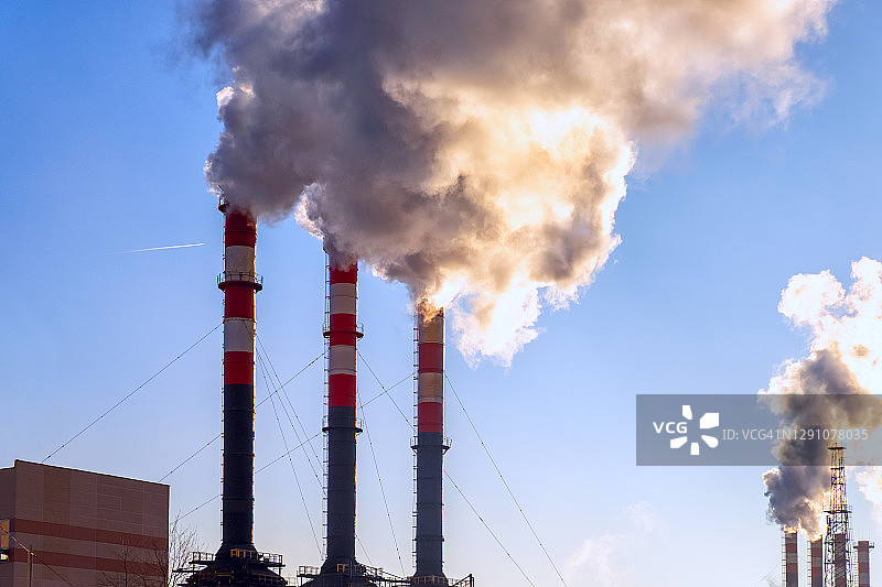 工厂烟雾排放有害气体，造成温室效应图片素材