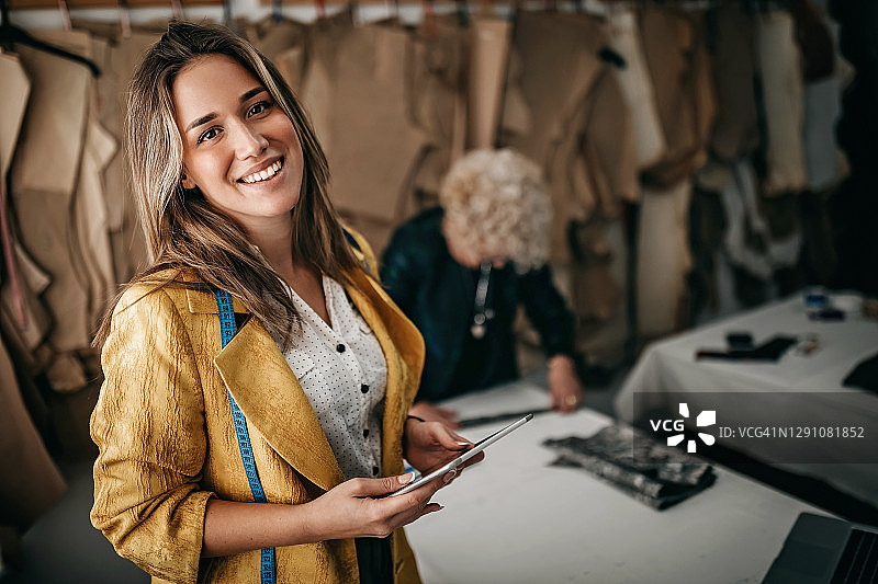 工作室里的女裁缝肖像图片素材