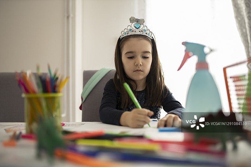 在家学习的可爱小女孩图片素材