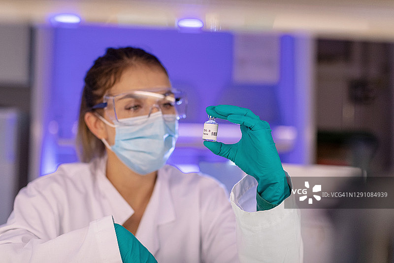 女研究员在实验室工作：研究新冠病毒疫苗图片素材