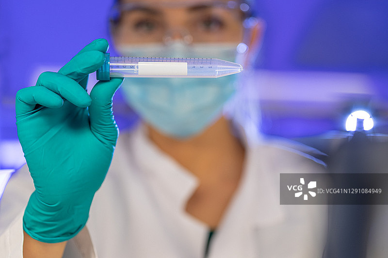 女研究员在实验室工作：研究新冠病毒疫苗图片素材