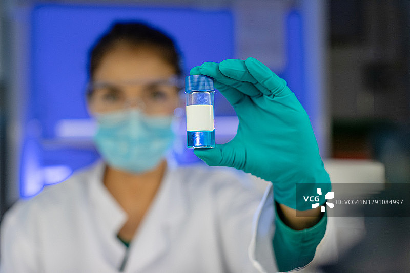 女研究员在实验室工作：研究新冠病毒疫苗图片素材