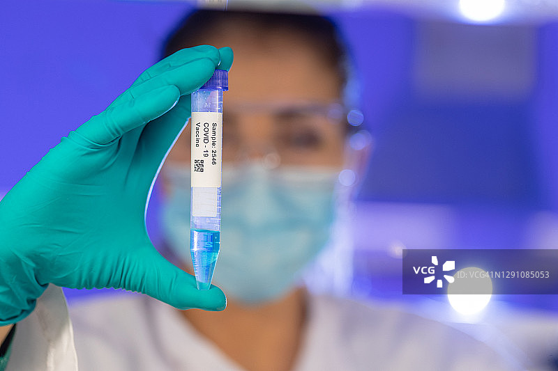 女研究员在实验室工作：研究新冠病毒疫苗图片素材