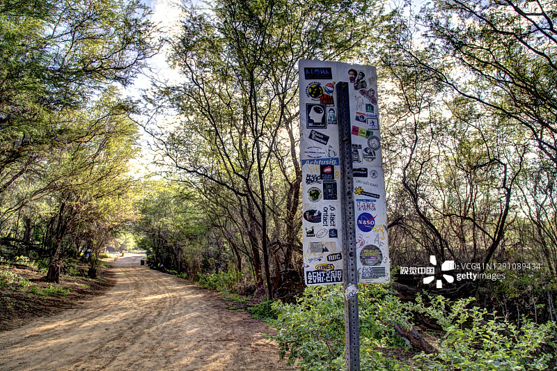 通往夏威夷毛伊岛马凯纳大沙滩的道路标志图片素材