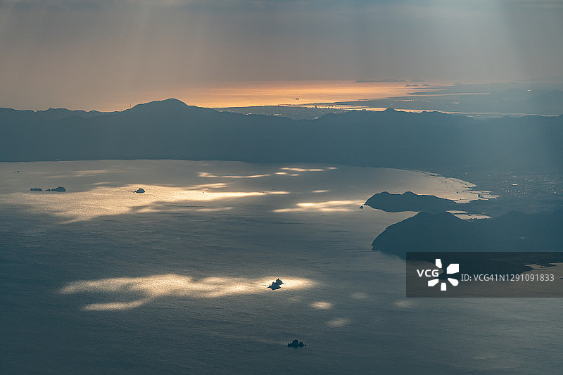 飞机航拍日本香川县海面上的晨曦图片素材