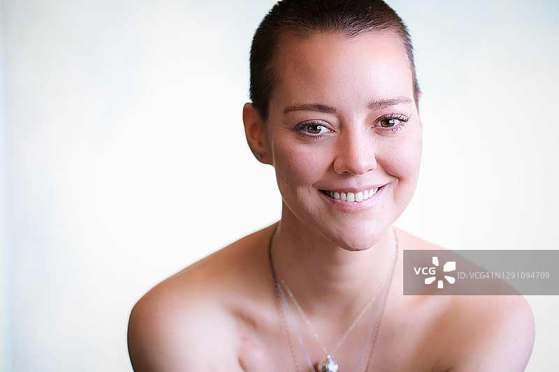 剃着寸头的美丽女性肖像图片素材