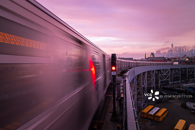 疾驰的F线列车图片素材
